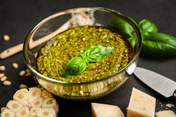 Salsa de pesto en un tazón —  Fotos de Stock