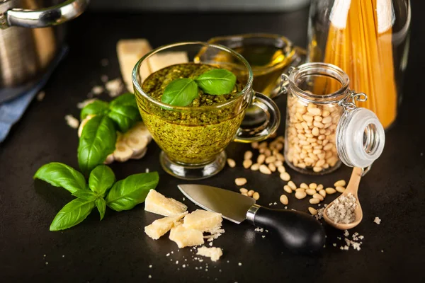 Pesto-Sauce in einer Schüssel — Stockfoto