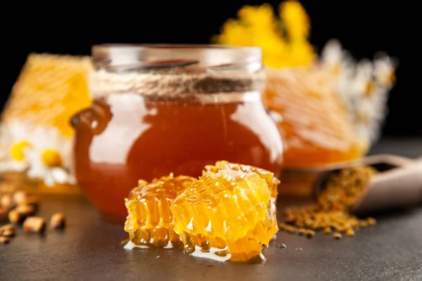 Honey jar and dipper — Stock Photo, Image