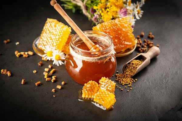 Honey jar and dipper — Stock Photo, Image