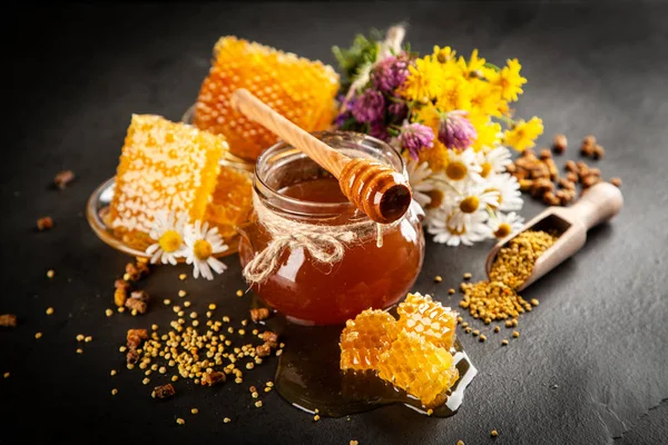 Honey jar and dipper — Stock Photo, Image