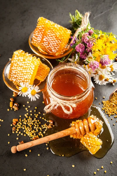 Honiggläser und Löffel — Stockfoto