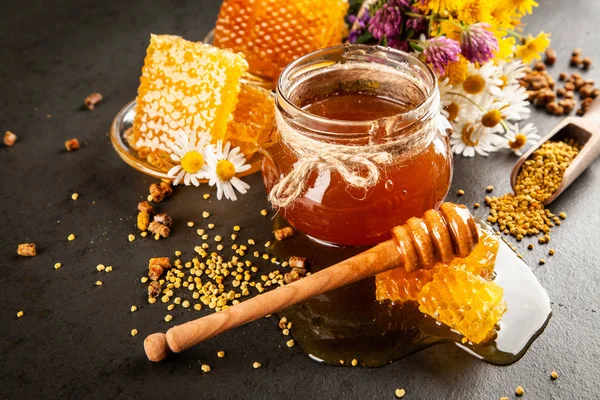 Honey jar and dipper — Stock Photo, Image