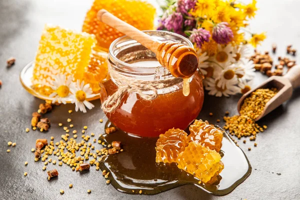 Honey jar and dipper — Stock Photo, Image