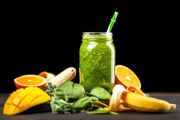 Spinazie en boerenkool smoothie — Stockfoto