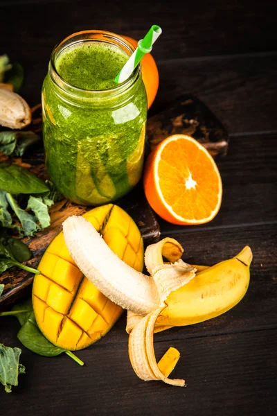 Spinazie en boerenkool smoothie — Stockfoto