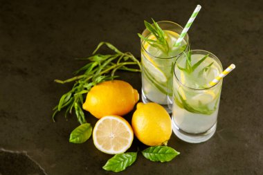 Tarhun limonata içmek