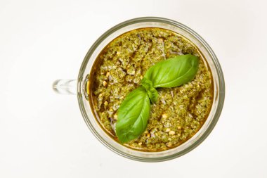 pesto sos bir kase