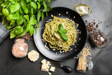 pesto soslu makarna