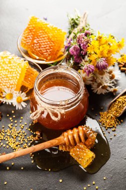 Bal kavanozu ve balık.