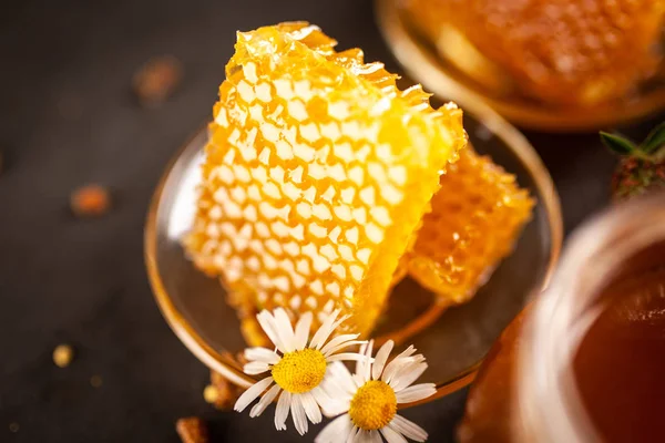 Honey jar and dipper — Stock Photo, Image