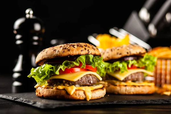 Ízletes sült hamburgerek — Stock Fotó