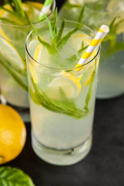 Tarhun limonata içmek