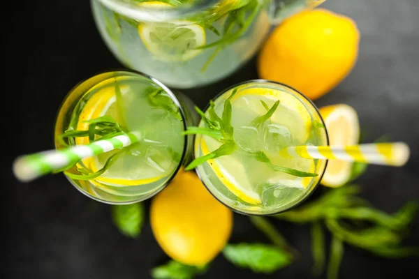 Tarhun limonata içmek — Stok fotoğraf