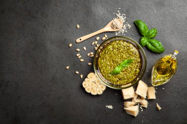 pesto sos bir kase