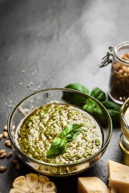 pesto sos bir kase