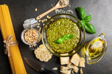 pesto sos bir kase