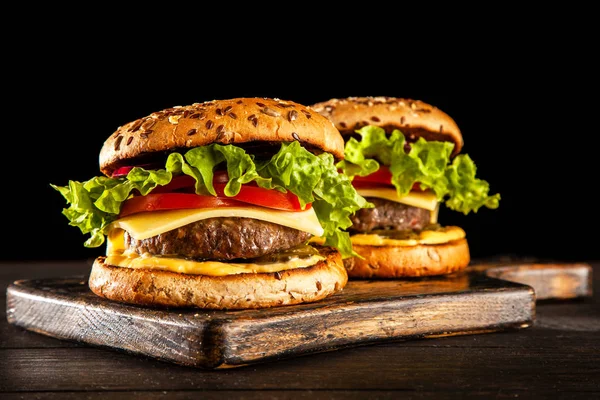 Смачні гамбургери на грилі — стокове фото