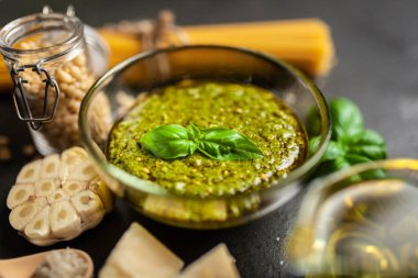 pesto sos bir kase