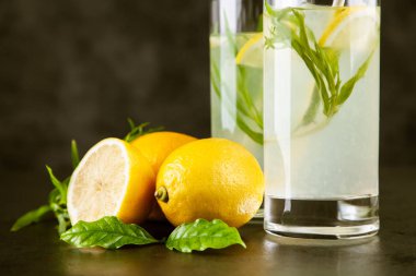 Tarhun limonata içmek koyu arka plan üzerinde