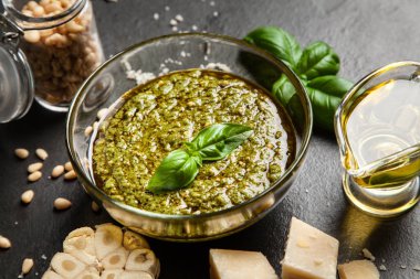 pesto sos bir kase