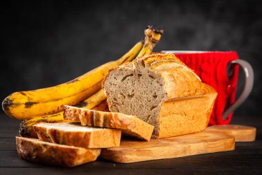 Ev yapımı muz ekmeği, koyu arka plan