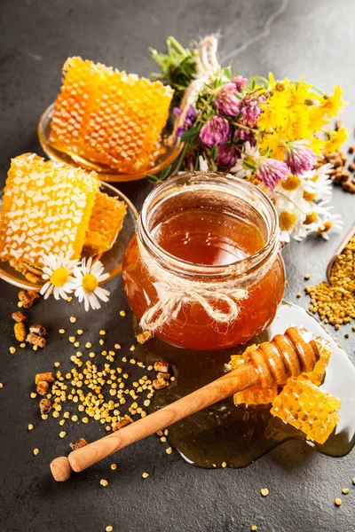 Honey jar and dipper — Stock Photo, Image