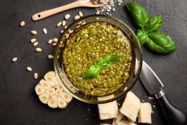 pesto sos bir kase