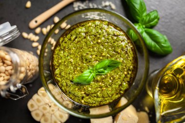 pesto sos bir kase