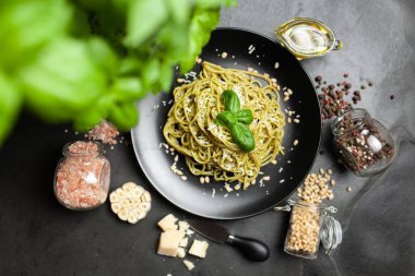 pesto soslu makarna