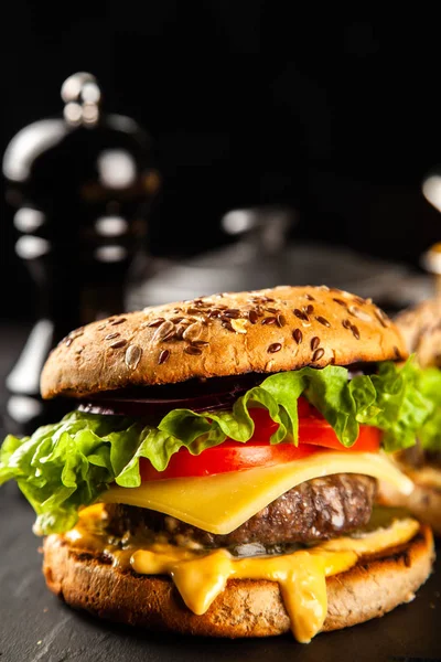 Ízletes sült hamburgerek — Stock Fotó