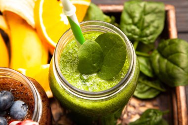 Yeşil detoks ve meyve smoothies ürün yelpazesine