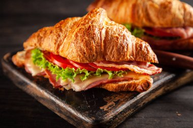 Klasik Blt kruvasan sandviç