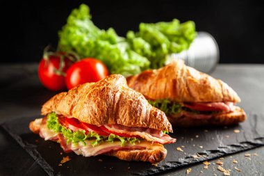 Klasik Blt kruvasan sandviç