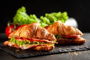 Klasik Blt kruvasan sandviç