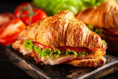 Klasik Blt kruvasan sandviç