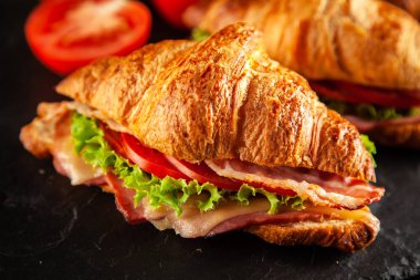 Klasik Blt kruvasan sandviç