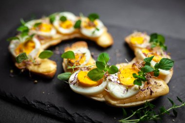 Tereyağı kruvasan sandviç