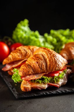 Klasik Blt kruvasan sandviç