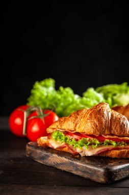 Klasik Blt kruvasan sandviç