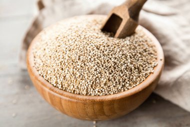 Bir kase içinde ham quinoa tohumları
