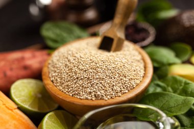 Bir kase içinde ham quinoa tohumları