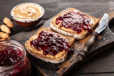 Fıstık Ezmeli ve Jöleli Sandviç