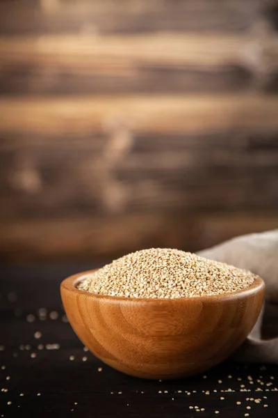 Sementes de quinoa cruas em uma tigela — Fotografia de Stock