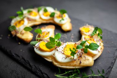 Tereyağı kruvasan sandviç