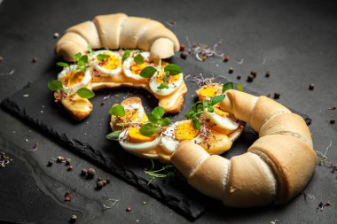 Tereyağı kruvasan sandviç