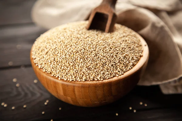 Sementes de quinoa cruas em uma tigela — Fotografia de Stock