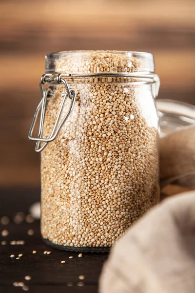 Sementes de quinoa cruas em um frasco de vidro — Fotografia de Stock