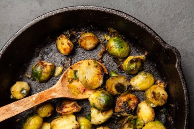 Kavrulmuş brussles lahanası