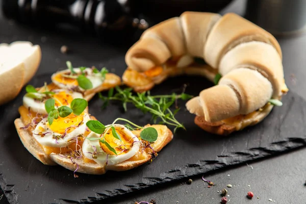Sandwiches Croissant Con Mantequilla Huevos Queso Col Rizada — Foto de Stock